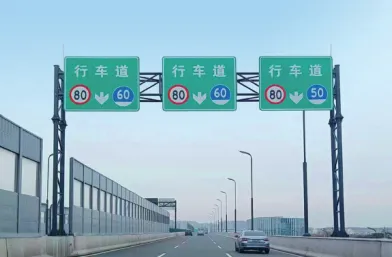 Apakah ada peraturan mengenai warna tiang lampu lalu lintas?